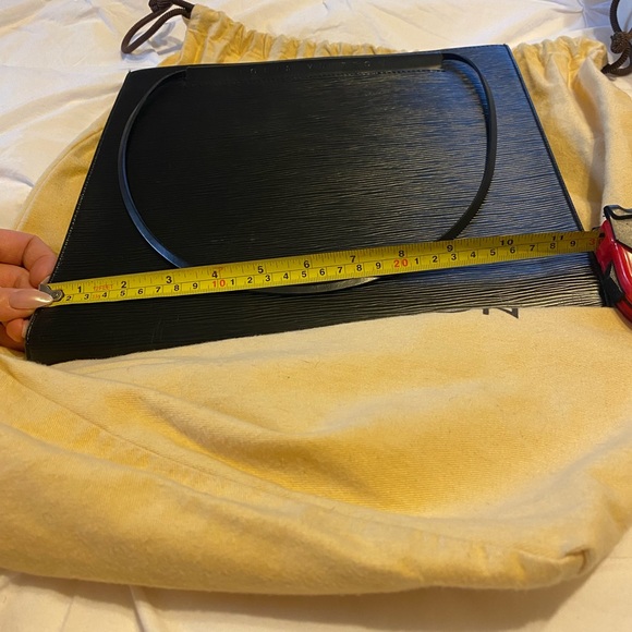 Stunning epi leather LV purse! Barely used comes with duster. - Picture 7 of 11